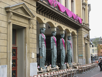 905293 Afbeelding de met roze sjerpen versierde kariatiden voor de entree van de Winkel van Sinkel (Oudegracht 158) te ...